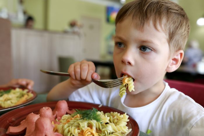 Nuevo estudio refuerza vínculo entre alimentación ultraprocesada y obesidad infantil