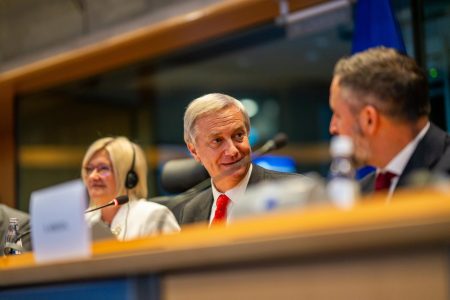 J.A. Kast suma guiños a la ultraderecha global durante gira europea y saluda a Javier Milei