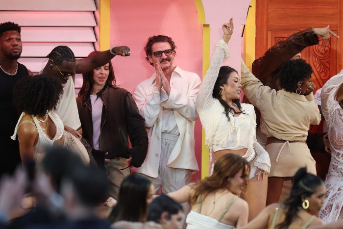 Pedro Pascal fue uno de los invitados en “La casita” de Bad Bunny durante el Super Bowl