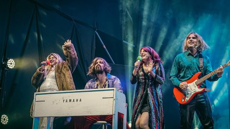 Entre el humor y la nostalgia: una mirada escénica a la historia del Grupo ABBA