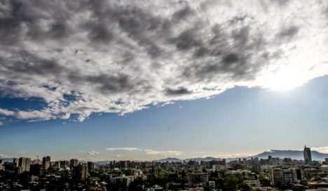 Semana sin lluvias en Santiago: temperaturas llegarán hasta los 31 °C, según la DMC