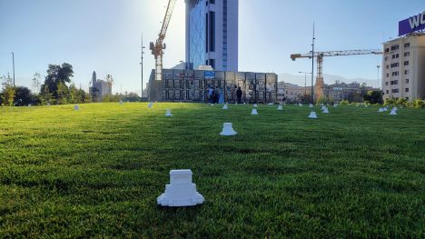 Intervención puso 207 plintos en miniatura del monumento a Baquedano en Plaza Italia