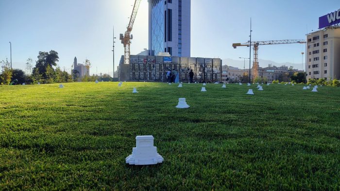 Intervención puso 207 plintos en miniatura del monumento a Baquedano en Plaza Italia