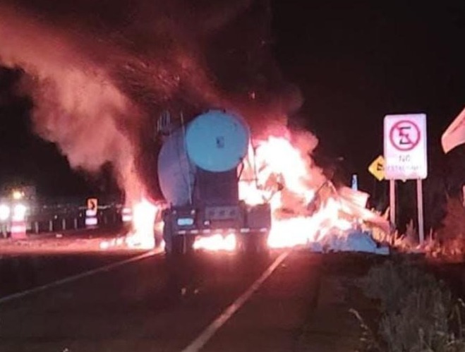 Choque entre dos camiones en la Ruta 5 Norte deja un fallecido y una máquina incendiada