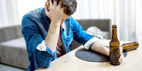 Un premiado estudio analiza cómo el consumo de alcohol y drogas influye en la violencia machista