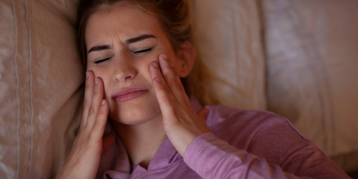 Dolor mandibular y aftas: síntomas dentales asociados al estrés