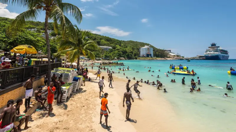 La paradisíaca isla del Caribe donde sus habitantes no tienen derecho a usar las playas