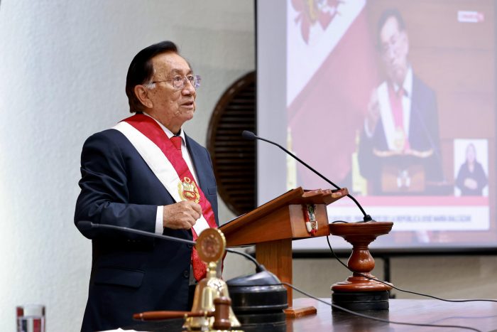 Izquierdista José María Balcázar asume en Perú y promete transición “pacífica y transparente”