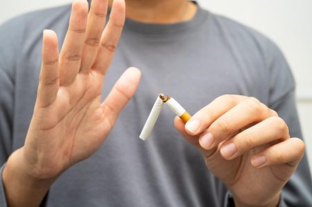 GES 90: dejar de fumar con apoyo psicológico y farmacológico ya es una garantía de salud en Chile