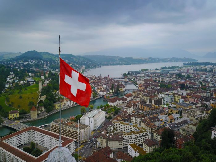 Suiza votará en referéndum si limita a diez millones la población con residencia en el país