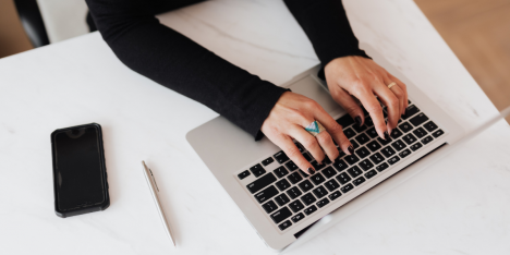 Estudio advierte que techo de cristal para mujeres directivas aparece en la primera década laboral