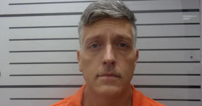 Condenan a 40 años a dueño de funeraria por ocultar 189 cuerpos y entregar cenizas falsas en EE.UU