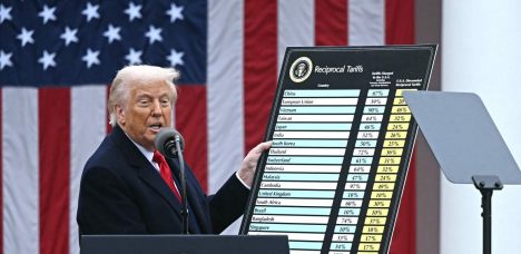 Trump arremete con arancel global del 15%  tras fallo de la Corte Suprema de EE.UU.