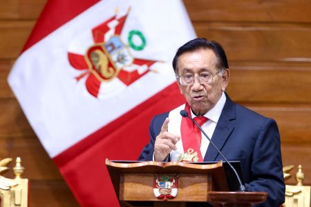 Nuevo presidente de Perú arranca su mandato citado a juicio por corrupción
