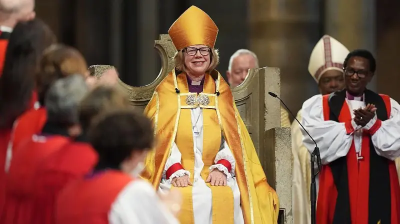 Quién es Sarah Mullally, la primera mujer en liderar la Iglesia anglicana en casi 500 años