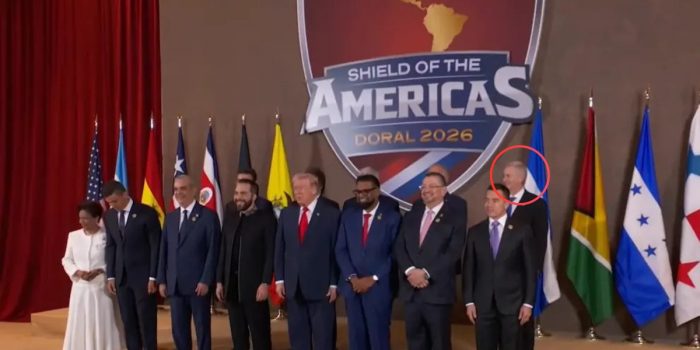 Corren a Kast de la foto oficial con Trump y lo envían a la cola