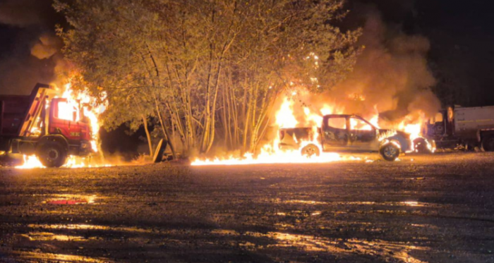 Cuatro vehículos incendiados en ataque en La Araucanía dejan pérdidas que superan los $250 millones