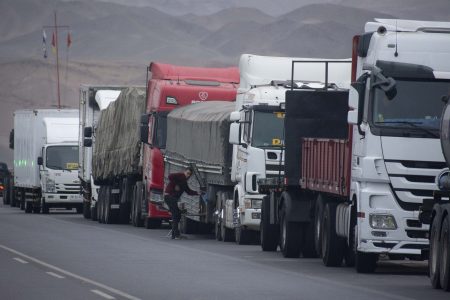 Pese a molestia por alza de bencinas, gremio camionero descarta paro: "Nos quedamos en casa mejor"