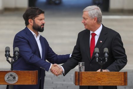 Presidente Boric "tiende la mano" para retomar proceso de traspaso de mando suspendido por Kast