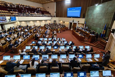 Parlamentarios denuncian vulneración de derechos laborales por despidos en el Congreso
