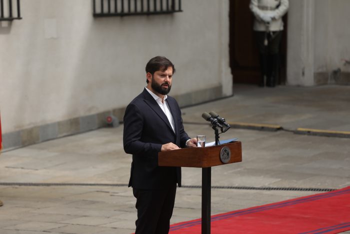 "No tenemos por qué aceptar elegir entre barbaries": Presidente condena bombardeos en Medio Oriente