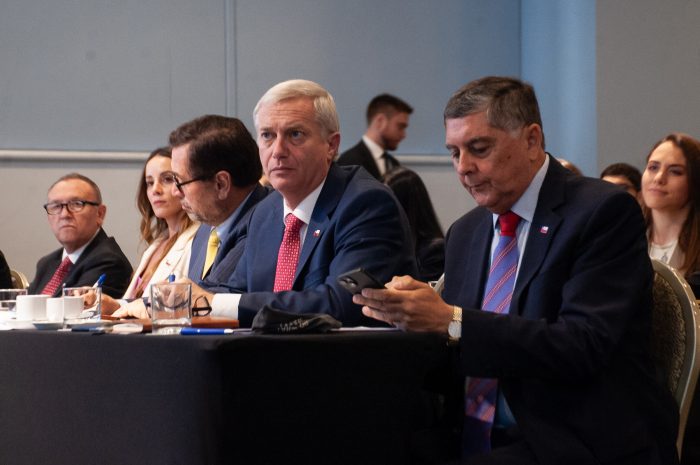 Lío del cable chino enreda a los futuros ministros de Kast, Claudio Alvarado y Mara Sedini