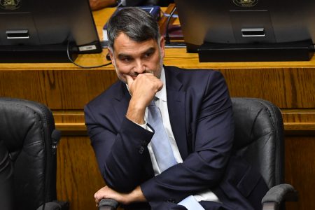 Macaya inclina balanza a favor de ley que conmuta penas a mayores de 75: su padre, preso, tiene 73