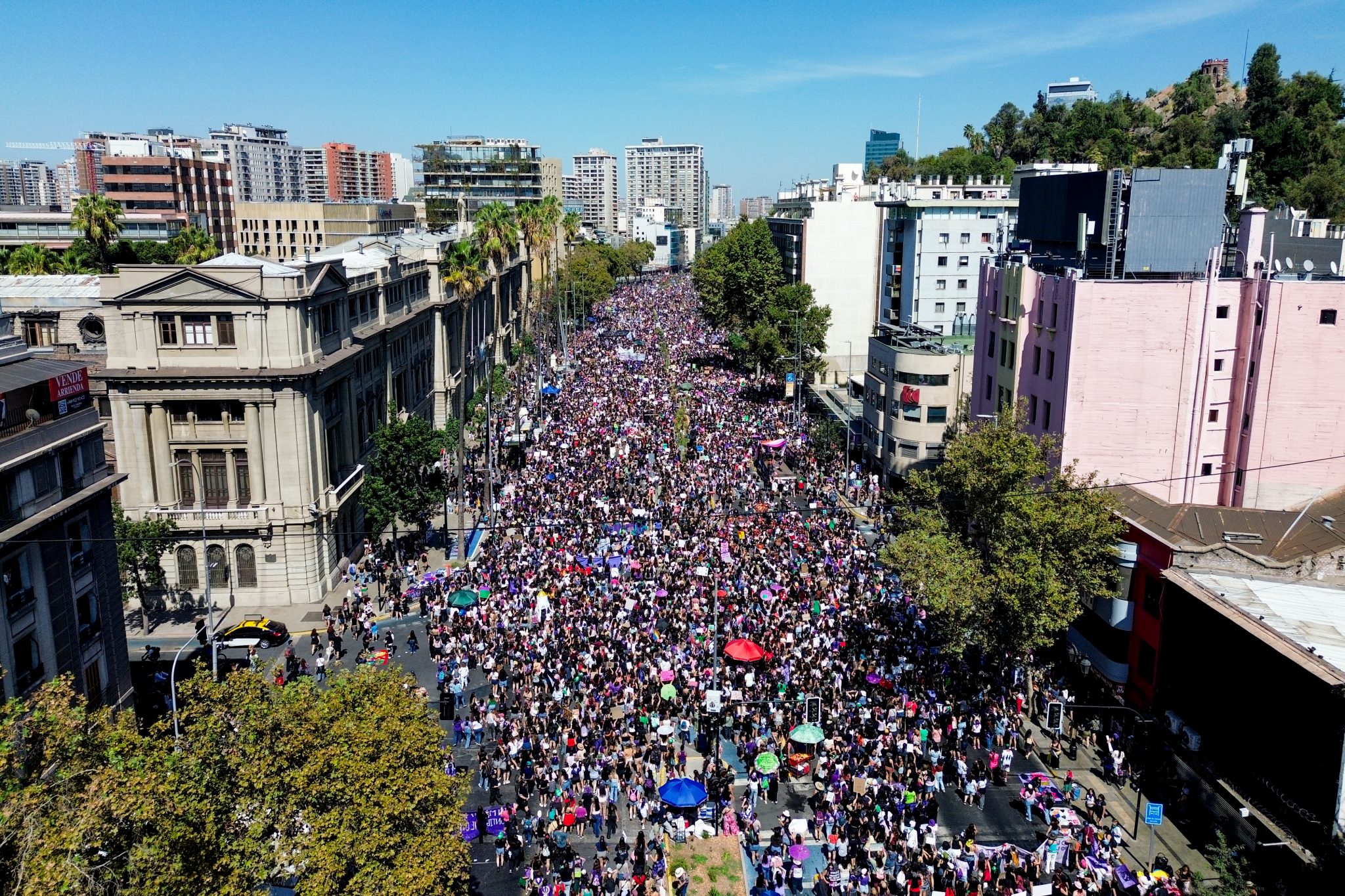 Miles de mujeres se convocaron en Santiago por el 8M: actividades ...
