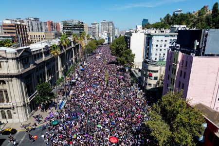 Miles de mujeres se convocaron en Santiago por el 8M: actividades continuarán en la tarde