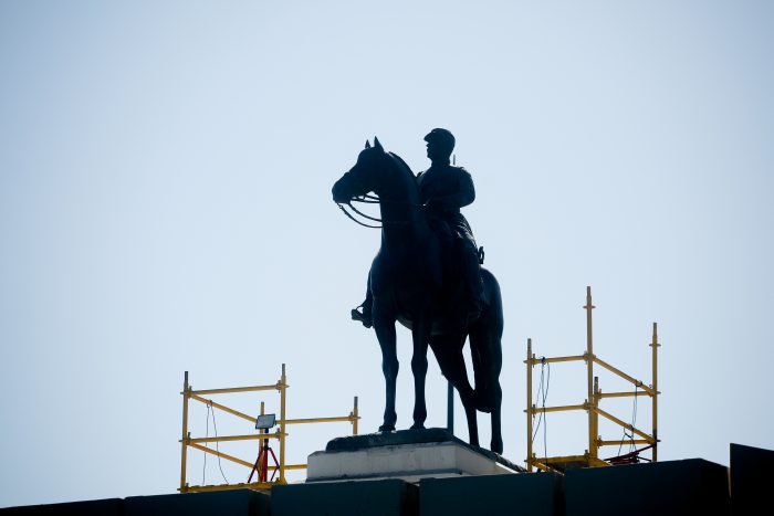 Con homenajes del Ejército, estatua del general Baquedano regresa a Plaza Italia tras cinco años