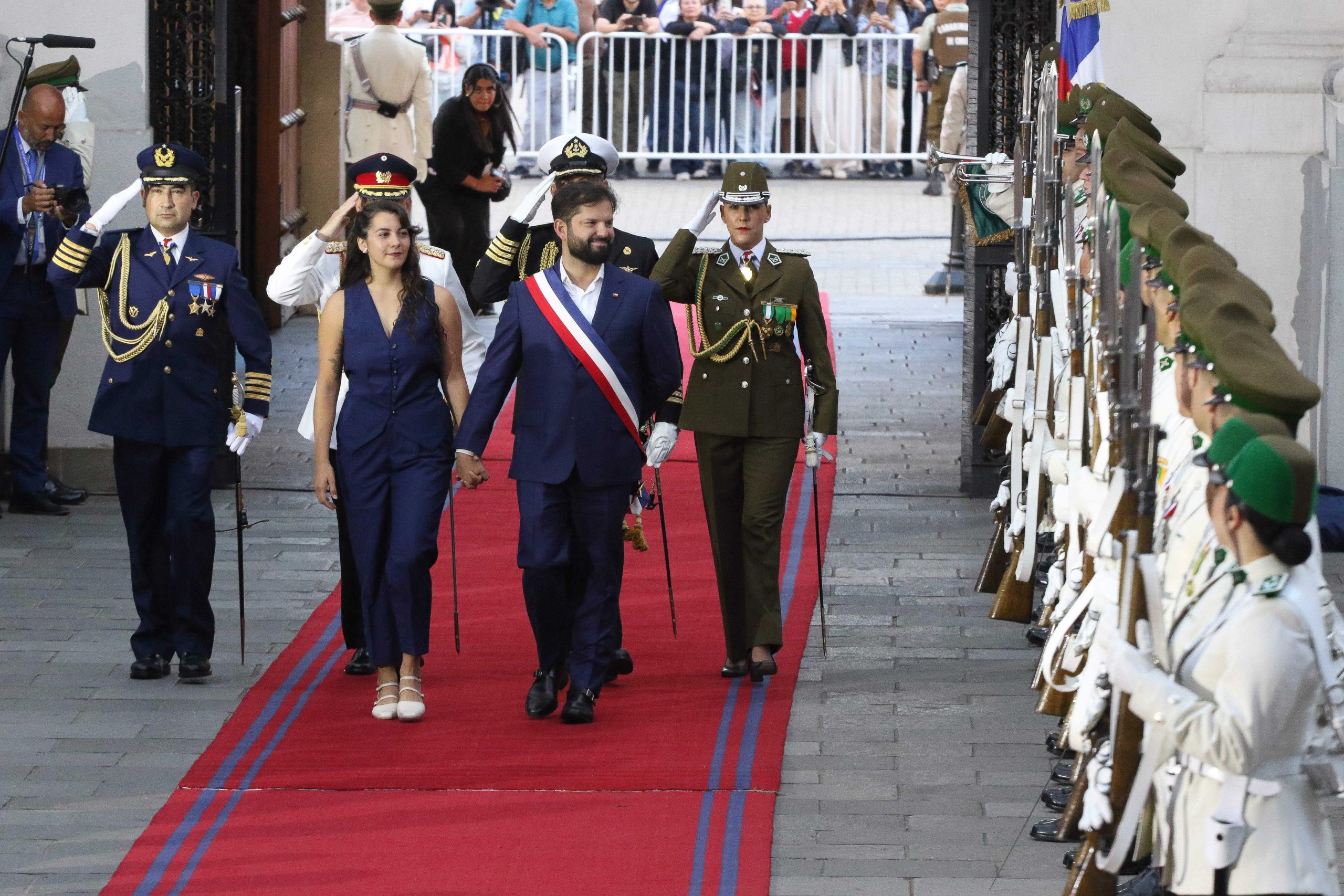 El último arribo del Presidente Boric a La Moneda: jefe de guardia le deseó “éxito”