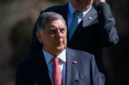 Alza de combustibles: ministro Alvarado responde acusaciones sobre participación en bencineras