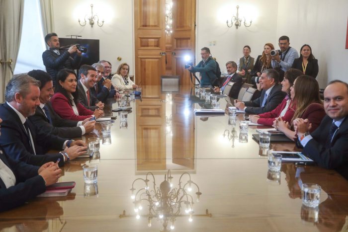 Fuego amigo: la “oposición silenciosa” que emerge en Chile Vamos y que Kast no ha podido controlar