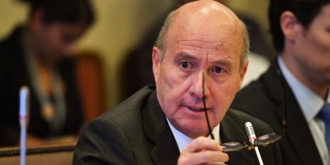 "Es una historia antigua": ministro Quiroz intenta sepultar expediente por fraude al fisco