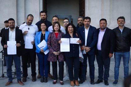 Alcaldes opositores entregan carta al Presidente Kast: rechazan aumento de combustibles