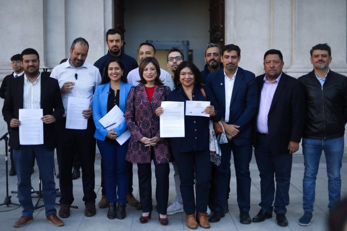 Alcaldes opositores entregan carta al Presidente Kast: rechazan aumento de combustibles