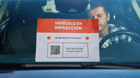 Alerta por nueva estafa con multas falsas en autos: modalidad ya comienza a replicarse en Chile