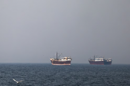 Reportan nuevos ataques a buques en el estrecho de Ormuz tras cierre impuesto por Irán