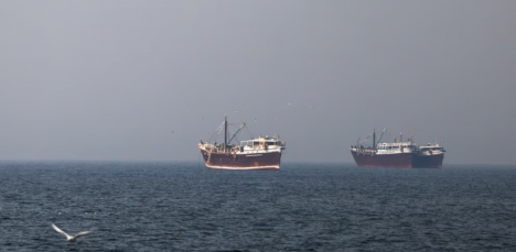 Reportan nuevos ataques a buques en el estrecho de Ormuz tras cierre impuesto por Irán