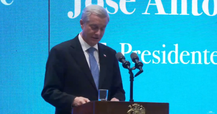 Pese a diferencias en el pasado, Presidente Kast reivindica figura de Piñera en cátedra de la UDD