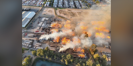 Incendio en planta de CMPC en Puente Alto obliga a evacuación: empresa descarta material tóxico