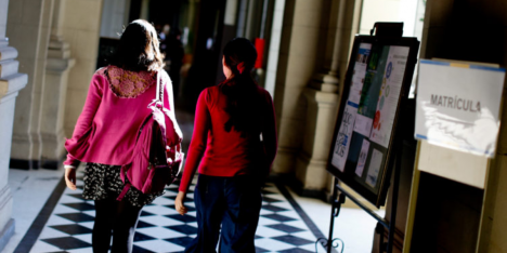 El castigo de la gratuidad universitaria a las mujeres de 30: Techo de Cristal del Gobierno de Kast
