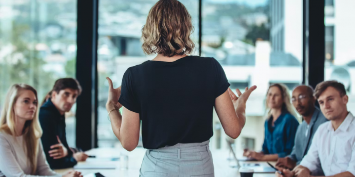 La nueva mujer ejecutiva no compite con el hombre, compite con su propia versión limitada