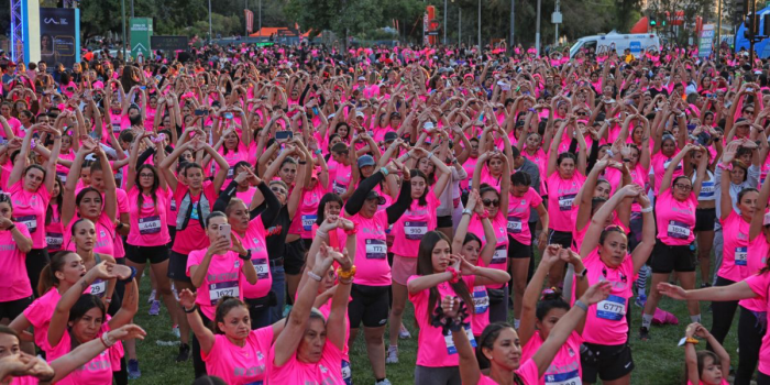 Miles de mujeres se toman la noche: corrida busca reforzar seguridad y deporte femenino en Chile