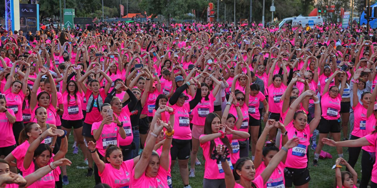 Miles de mujeres se toman la noche: corrida busca reforzar seguridad y deporte femenino en Chile