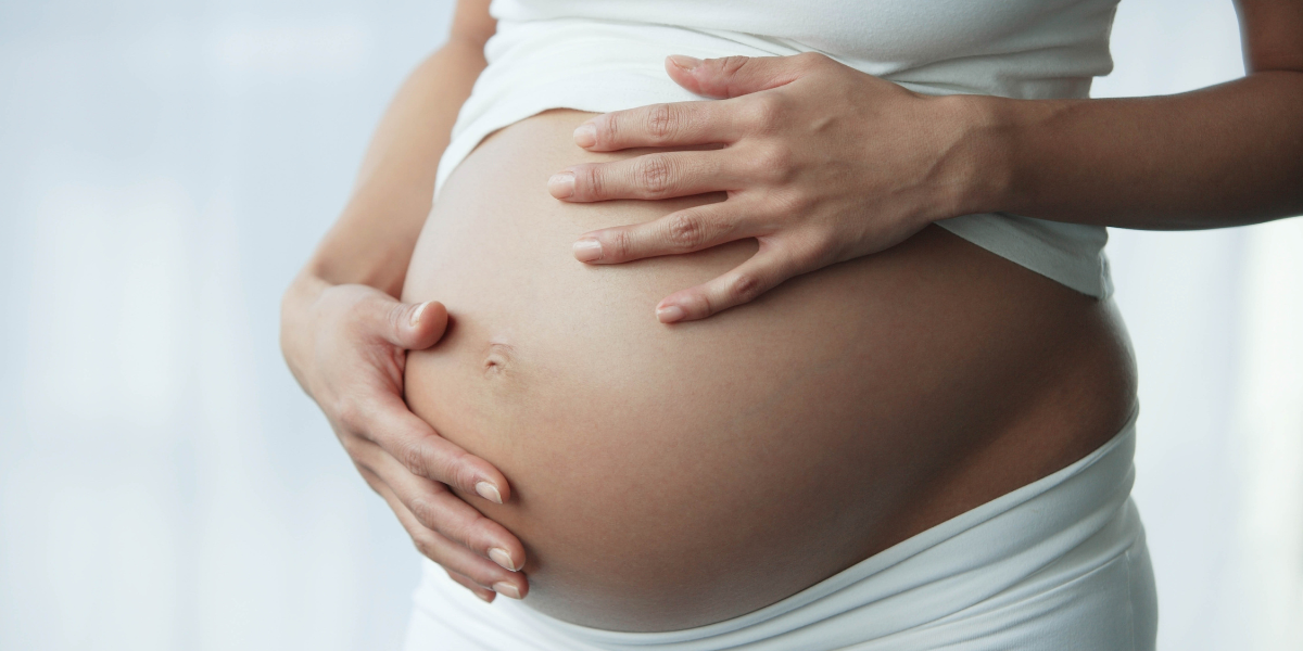 Ni mercado de vientres ni prohibición: una tercera vía en el debate sobre maternidad subrogada