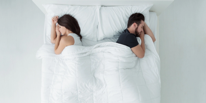 Dormir separados y quererse más: la tendencia que redefine el descanso en pareja