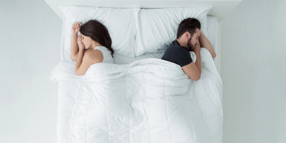 Dormir separados y quererse más: la tendencia que redefine el descanso en pareja