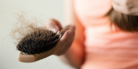 Cambios hormonales y déficit nutricional: las claves detrás de la caída del cabello en el embarazo