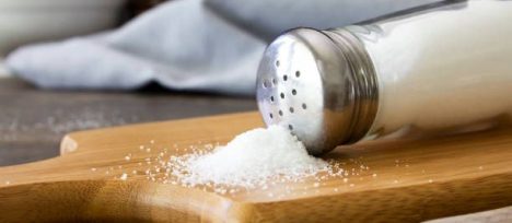 Exceso de sal: cómo el alto consumo de sodio aumenta riesgo de daño renal y enfermedades cardíacas